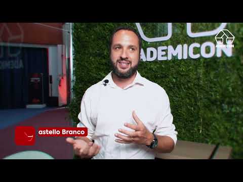 José Castello Branco durante o depoimento sobre a carreira de quem trabalha com consórcio na Ademicon.