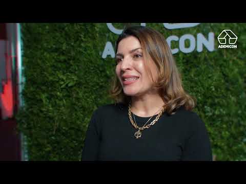 Talita Marques durante o depoimento sobre a carreira de quem trabalha com consórcio na Ademicon.
