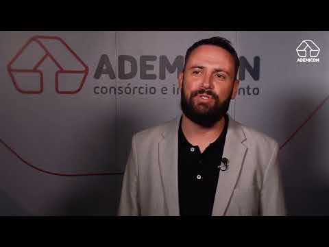 Jonathan Santos durante o depoimento sobre a carreira de quem trabalha com consórcio na Ademicon.