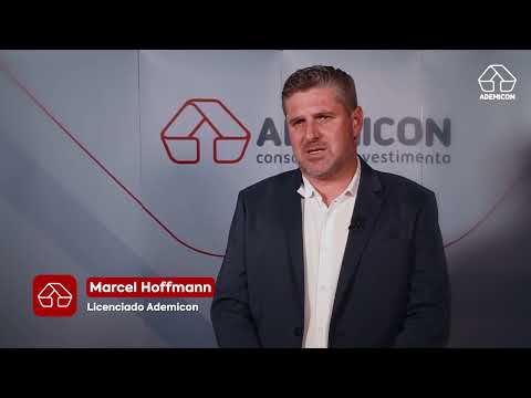 Marcel Hoffmann durante o depoimento sobre a carreira de quem trabalha com consórcio na Ademicon.