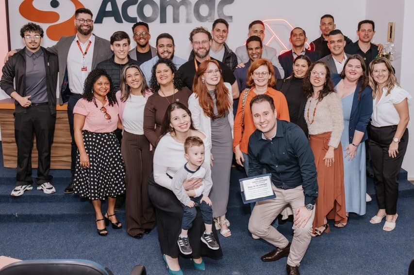 Equipe de consultores da unidade Ademicon Joinville, do bairro Santo Antônio, reunida na entrega de uma premiação da Acomac, em Joinville.